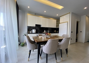 Two-bedroom penthouse in walking distance from the sea with designer renovation