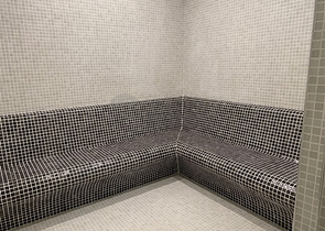 Two-bedroom penthouse in walking distance from the sea with designer renovation