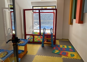 Two-bedroom penthouse in walking distance from the sea with designer renovation