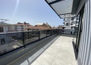 Two-bedroom penthouse in walking distance from the sea with designer renovation