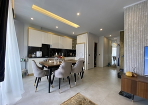 Two-bedroom penthouse in walking distance from the sea with designer renovation