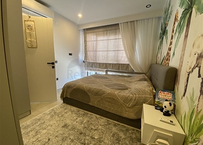 Two-bedroom penthouse in walking distance from the sea with designer renovation