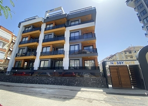 Two-bedroom penthouse in walking distance from the sea with designer renovation