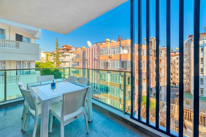 3+1 apartment 150 m from the sea in the center of Alanya