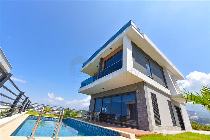 4+1 villa with modern design in the picturesque Kargicak area