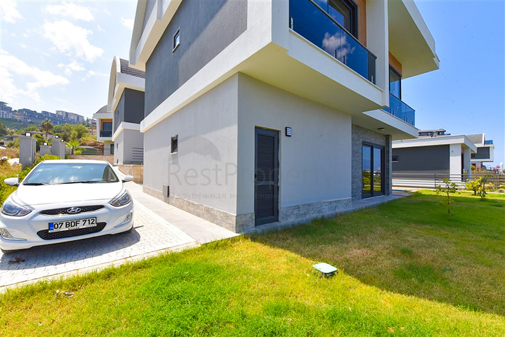 4+1 villa with modern design in the picturesque Kargicak area