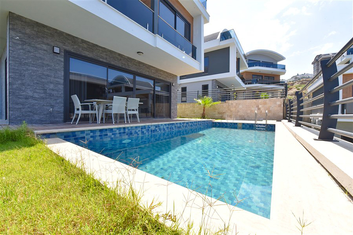 4+1 villa with modern design in the picturesque Kargicak area