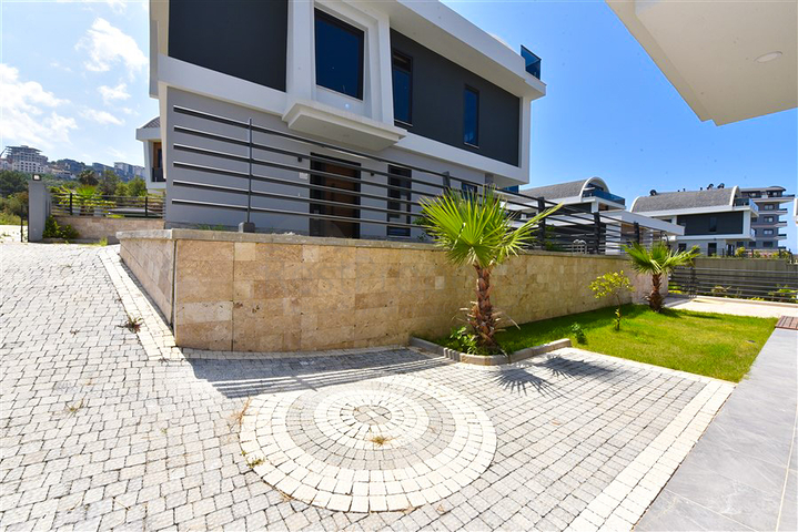 4+1 villa with modern design in the picturesque Kargicak area