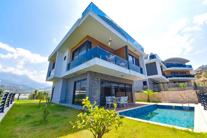 4+1 villa with modern design in the picturesque Kargicak area