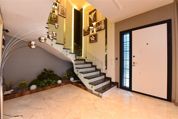 4+1 villa with modern design in the picturesque Kargicak area