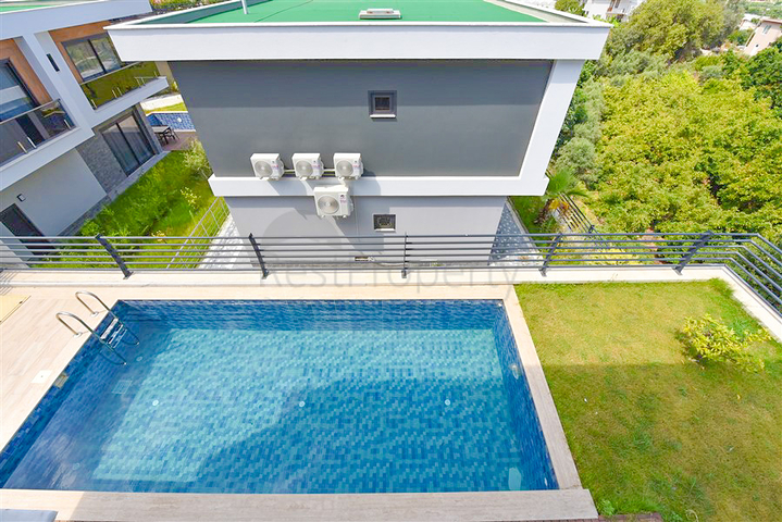 4+1 villa with modern design in the picturesque Kargicak area