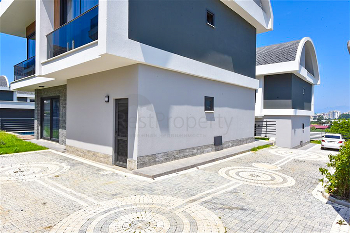 4+1 villa with modern design in the picturesque Kargicak area