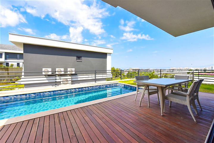 4+1 villa with modern design in the picturesque Kargicak area