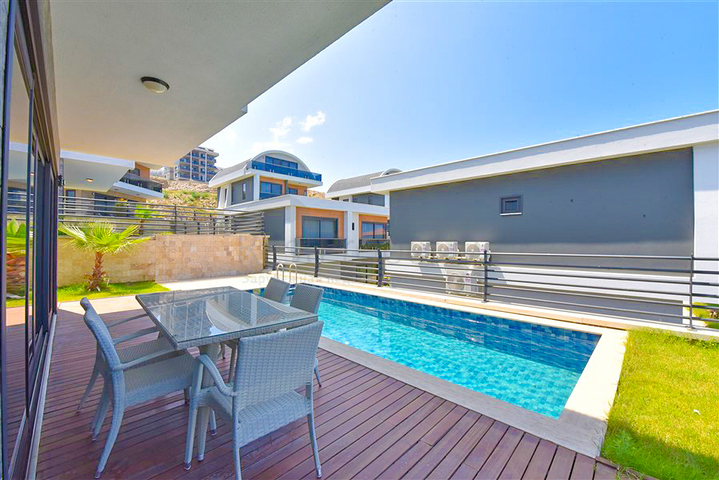 4+1 villa with modern design in the picturesque Kargicak area