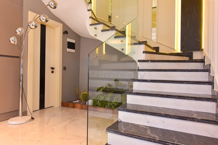 4+1 villa with modern design in the picturesque Kargicak area