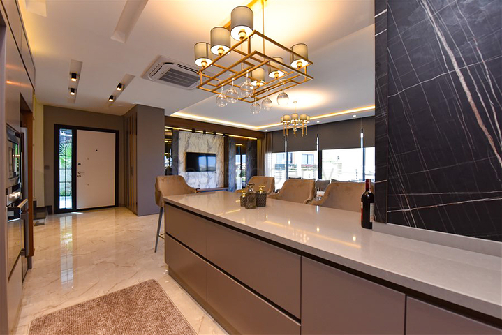 4+1 villa with modern design in the picturesque Kargicak area