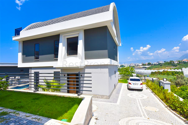4+1 villa with modern design in the picturesque Kargicak area