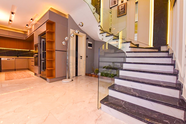 4+1 villa with modern design in the picturesque Kargicak area