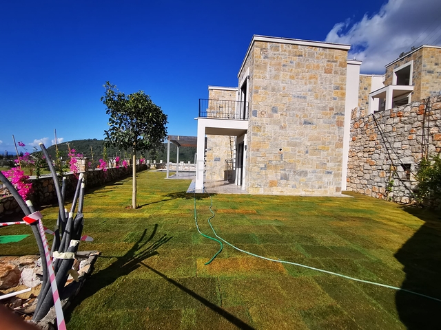 Villas in the picturesque area of Turkbukyu, surrounded by dense greenery. 