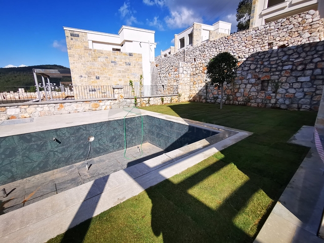 Villas in the picturesque area of Turkbukyu, surrounded by dense greenery. 