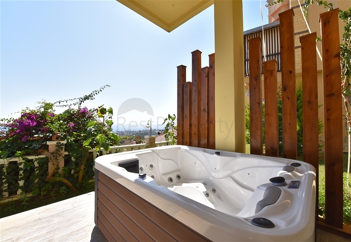 Designer renovated villa 5+1