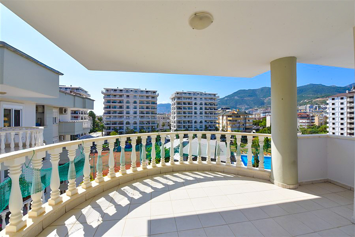 Spacious 3+1 penthouse from the owner with a separate kitchen 200 meters from the sea in the Oba area