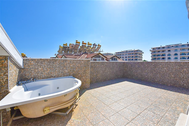 Spacious 3+1 penthouse from the owner with a separate kitchen 200 meters from the sea in the Oba area