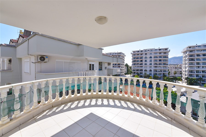 Spacious 3+1 penthouse from the owner with a separate kitchen 200 meters from the sea in the Oba area