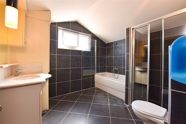 Spacious 3+1 penthouse from the owner with a separate kitchen 200 meters from the sea in the Oba area