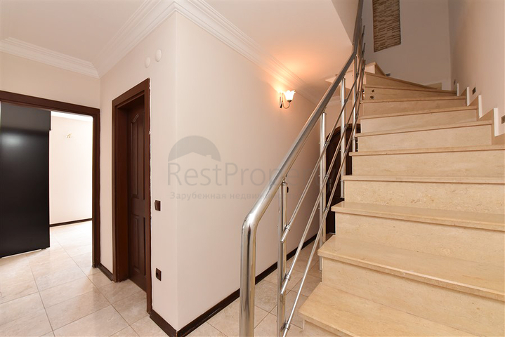 Spacious 3+1 penthouse from the owner with a separate kitchen 200 meters from the sea in the Oba area