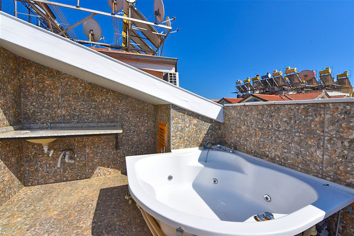 Spacious 3+1 penthouse from the owner with a separate kitchen 200 meters from the sea in the Oba area