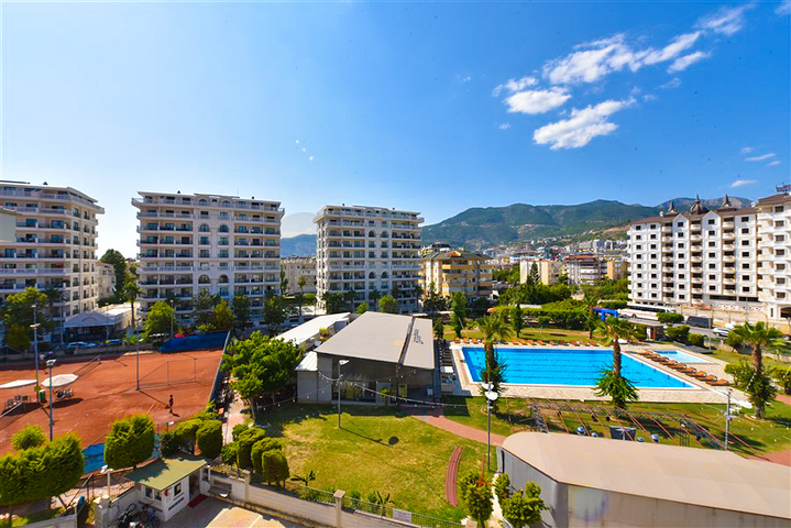 Spacious 3+1 penthouse from the owner with a separate kitchen 200 meters from the sea in the Oba area