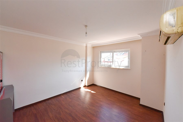 Spacious 3+1 penthouse from the owner with a separate kitchen 200 meters from the sea in the Oba area