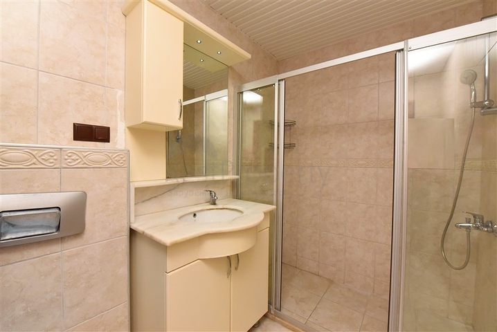 Spacious 3+1 penthouse from the owner with a separate kitchen 200 meters from the sea in the Oba area