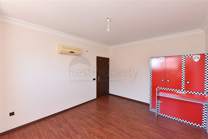 Spacious 3+1 penthouse from the owner with a separate kitchen 200 meters from the sea in the Oba area