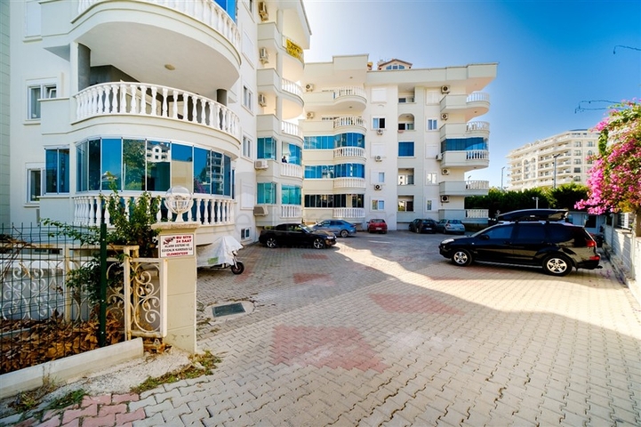 Spacious 3+1 penthouse from the owner with a separate kitchen 200 meters from the sea in the Oba area