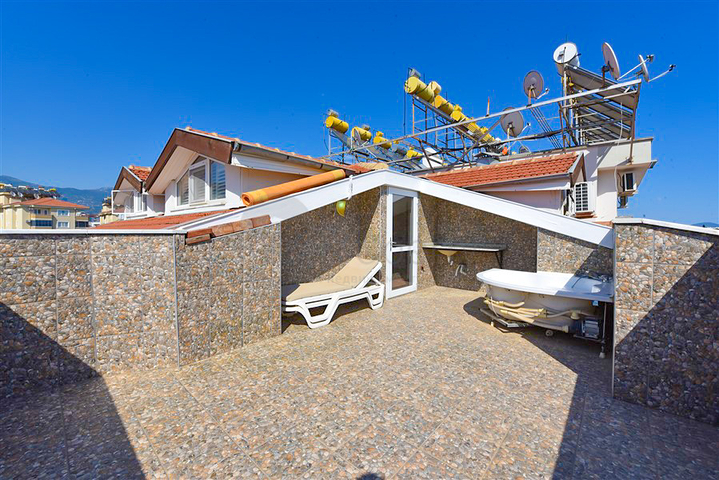 Spacious 3+1 penthouse from the owner with a separate kitchen 200 meters from the sea in the Oba area