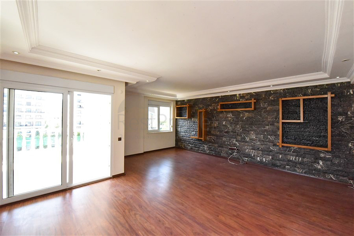 Spacious 3+1 penthouse from the owner with a separate kitchen 200 meters from the sea in the Oba area