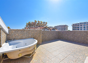 Spacious 3+1 penthouse from the owner with a separate kitchen 200 meters from the sea in the Oba area