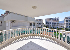 Spacious 3+1 penthouse from the owner with a separate kitchen 200 meters from the sea in the Oba area