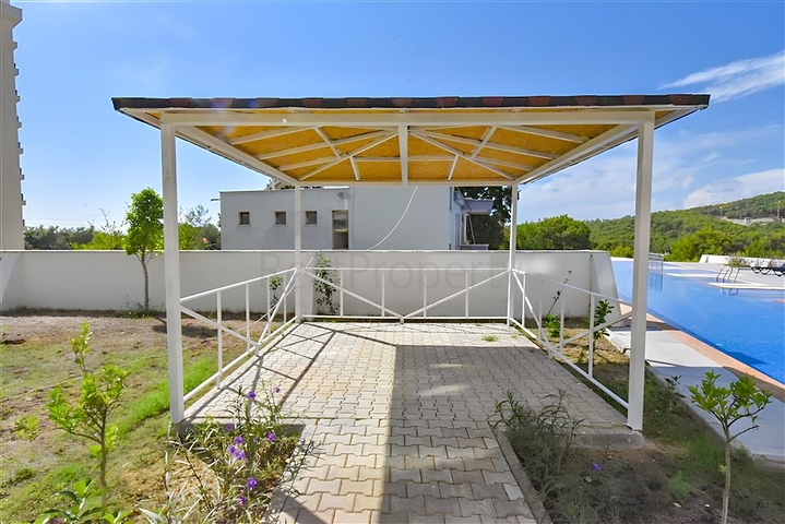 1+1 apartment in a new complex in Avsallar district