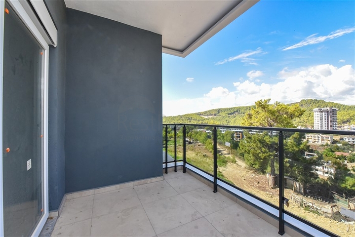 1+1 apartment in a new complex in Avsallar district