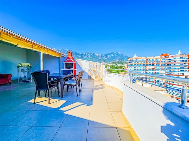 Furnished 4+1 penthouse in one of the residential complexes of Mahmutlar