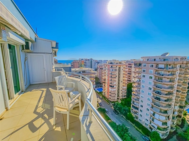 Furnished 4+1 penthouse in one of the residential complexes of Mahmutlar