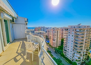 Furnished 4+1 penthouse in one of the residential complexes of Mahmutlar