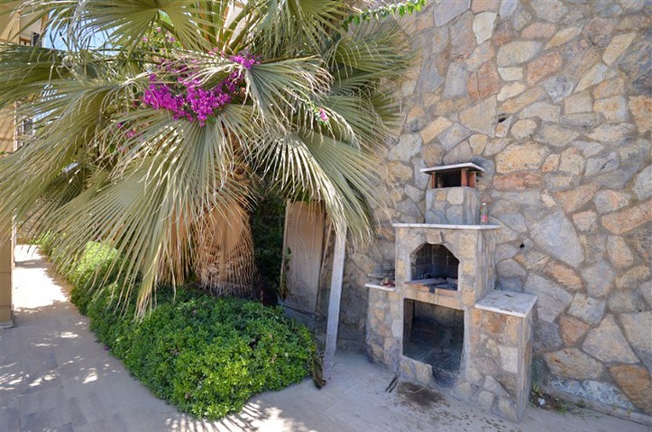 Villa in sita 4+1 with a small garden and sea and mountain views in the picturesque Kargicak area