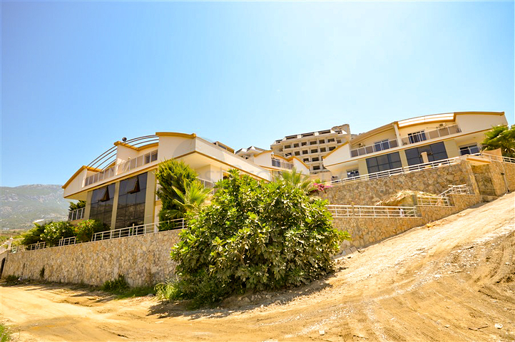 Villa in sita 4+1 with a small garden and sea and mountain views in the picturesque Kargicak area