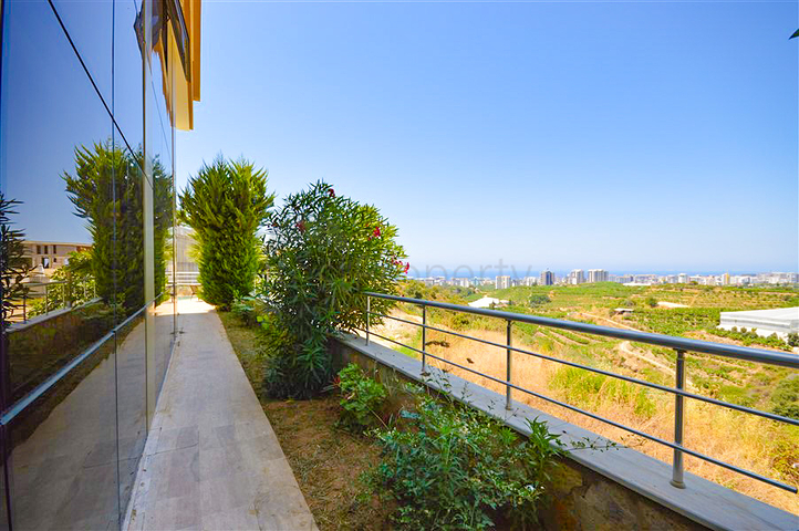 Villa in sita 4+1 with a small garden and sea and mountain views in the picturesque Kargicak area