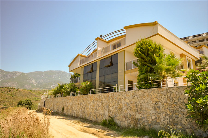 Villa in sita 4+1 with a small garden and sea and mountain views in the picturesque Kargicak area