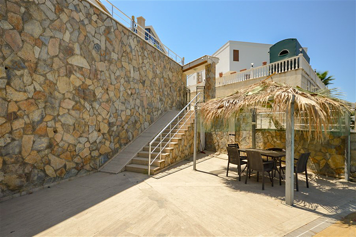 Villa in sita 4+1 with a small garden and sea and mountain views in the picturesque Kargicak area